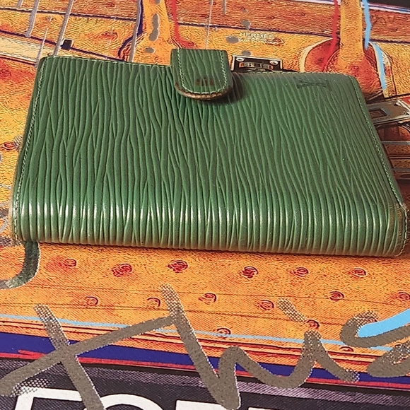 Green Louis Vuitton Epi Snap Wallet - Picture 9 of 16